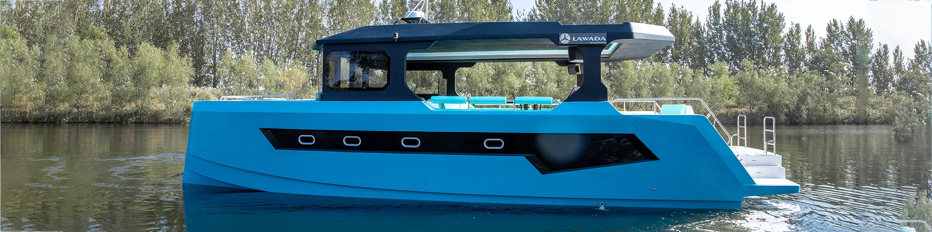 Yacht commercial