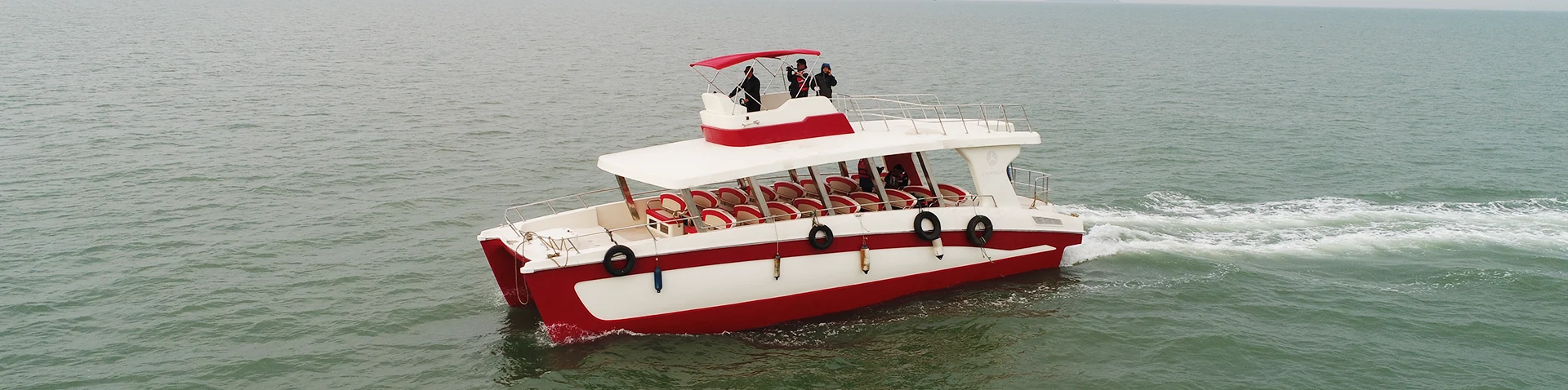 Bateau de passagers en catamaran