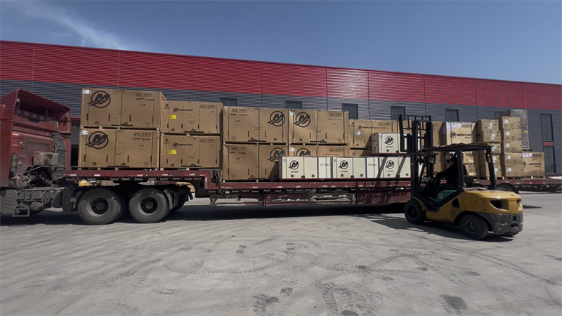 Deux camions de moteurs de mercure importés sont arrivés à la société Lawada®!
