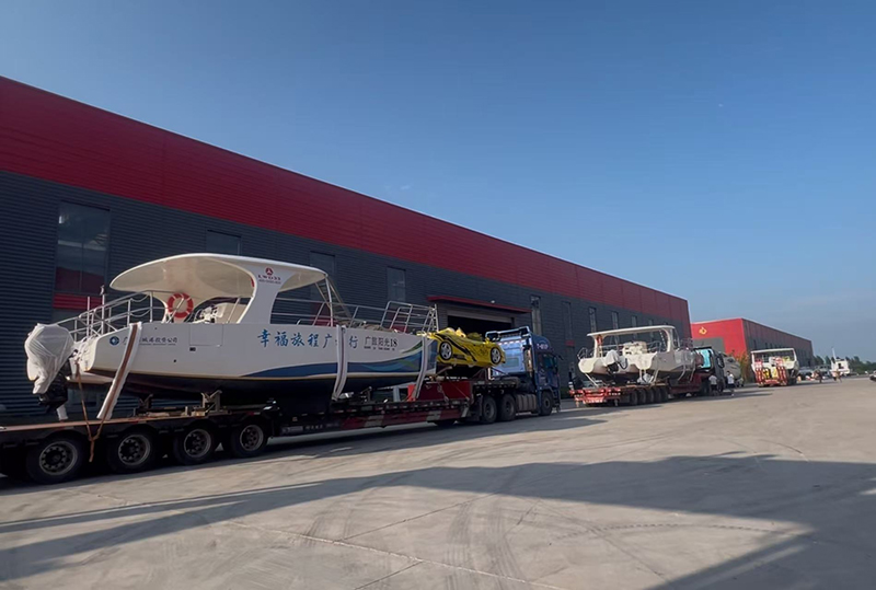 LAWADA livre trois catamarans, deux voitures de sports nautiques et deux jet skis pour un site pittoresque