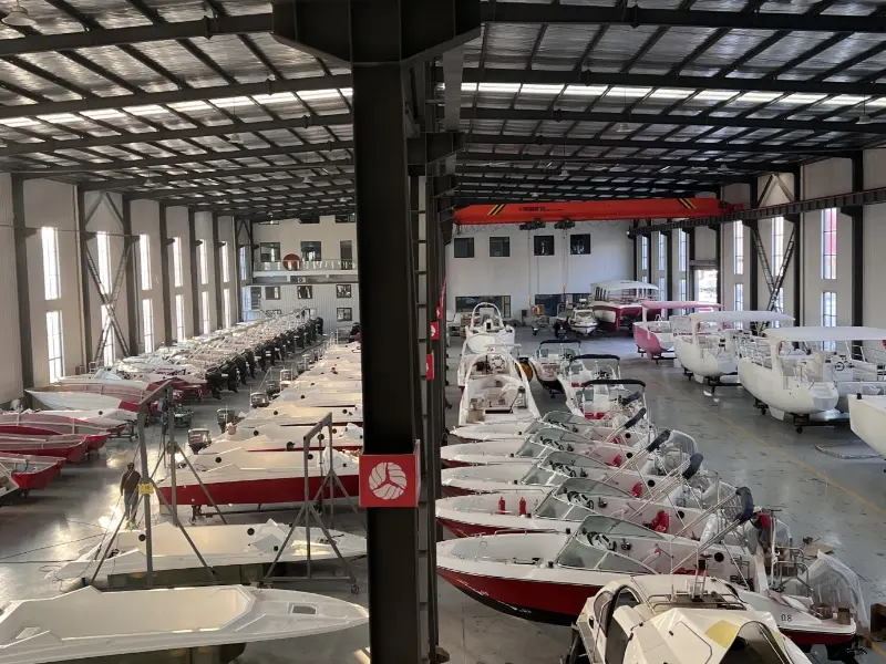 Le yacht Lawada® livrera 42 ensembles de vedettes rapides sur mesure, spécialement conçus pour les conditions aquatiques de la montagne BIJIA.