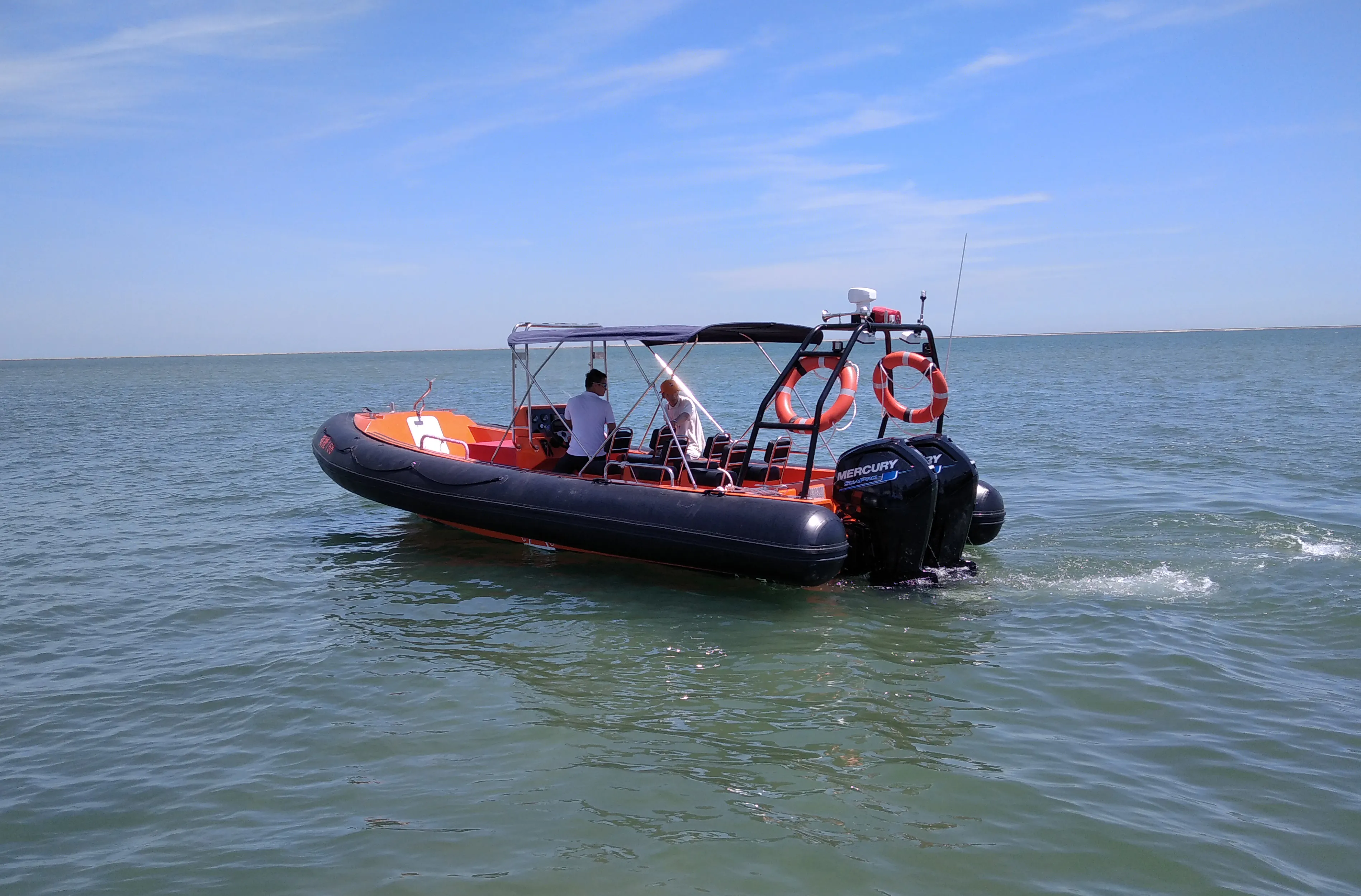 Quels bateaux réagissent rapidement aux urgences aquatiques ?