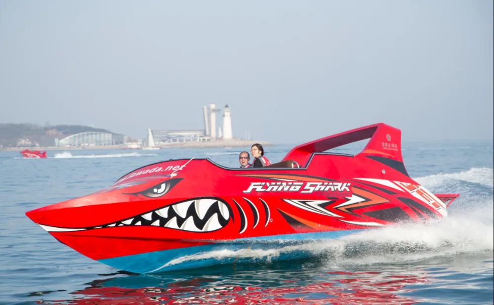Quels sont les atouts uniques du jet boat par rapport aux bateaux rapides ordinaires