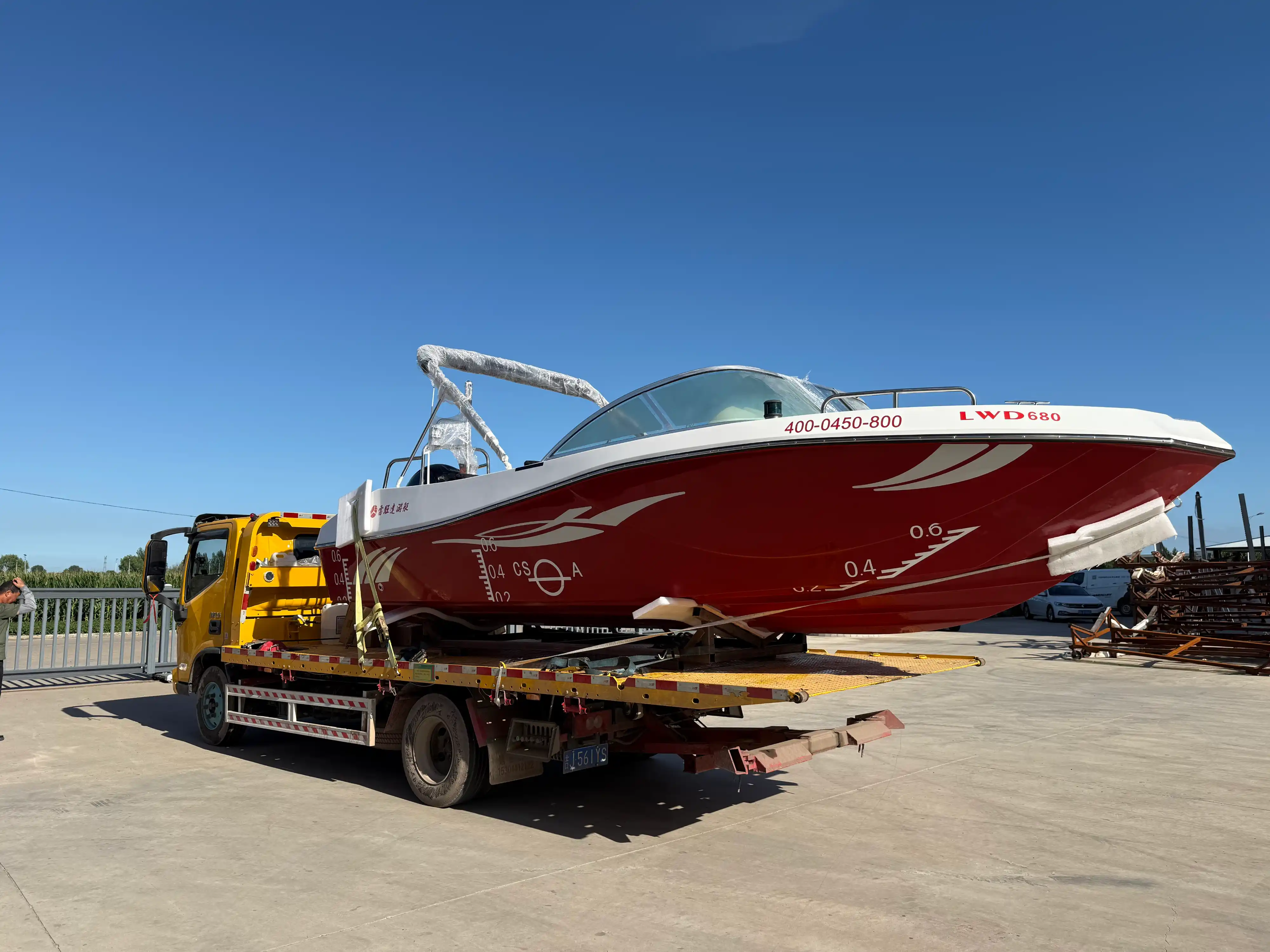 Expédié : bateau rapide haute performance LAWADA® 680
